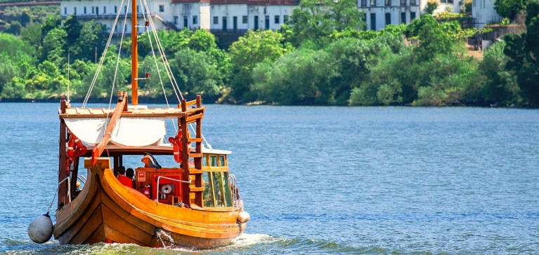Os barcos rabelos convidam você a navegar pelas águas atemporais do rio Douro!
